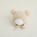Gorro de punto crema para bebé con orejeras y dos pompones suaves de adorno - Beige