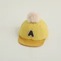 Casquette de baseball en polaire jaune pour bébé avec pompon et écusson lettre A - Bébé Bambin / Jaune