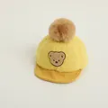 Ingwergelbe Baby-Baseballkappe mit Plüschbommel und süßem Bären-Stickerei-Aufnäher - 0-3 Jahre / Gelb