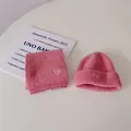 Roze gebreide muts en sjaal set voor baby's met geborduurde witte hartjes - Donkerroze Set