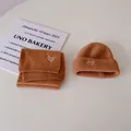 Karamelkleurige gebreide babymuts en sjaal set met hartborduurwerk voor de winter - Donkerkhaki Set