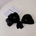 Ensemble bonnet et écharpe en tricot noir pour bébé avec broderie cœur minimaliste - Ensemble Noir