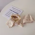 Ensemble d'hiver bonnet et écharpe en tricot beige pour bébés avec cœur brodé - Ensemble Beige