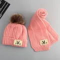 Detailansicht von rosa Strickmützen- und Schal-Set für Babys mit Kunstpelz-Bommeln - Kinder Alter 2-7 Set / Rosa
