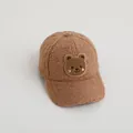 Dettaglio del berretto in lana di agnello marrone con ricamo di un tenero orsetto - Taglia Unica Bambini / Caffè Chiaro