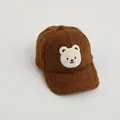 Dettaglio del berretto per bambini in pile sherpa marrone con simpatico orso ricamato - Taglia Unica Bambini / Caffè Scuro