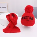 Kleinkinder Winter-Strickmützen- und Schal-Set in Rot mit Bommel und Boston-Stickerei - 50-54cm / Rot (Mütze Und Schal)
