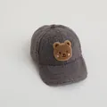 Dettaglio del cappellino per bambini in pile grigio scuro con toppa a forma di orso - Taglia Unica Bambini / grigio scuro