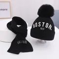Schwarzes Strickmützen- und Schal-Set für Babys mit Boston-Stickerei und Bommel - 50-54cm / Schwarz (Mütze Und Schal)