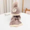 Detailansicht von Strickmütze und Schal Set mit weichem Pompon und Blumenstickerei - 3-10 Jahre (50-54CM) / Khaki
