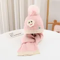 Detail der rosa-beige gestrickten Kindermütze mit Pelzbommel und Smiley-Aufnäher - 3-10 Jahre (50-54CM) / Rosa