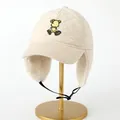 Detalle del gorro de invierno acolchado beige con bordado de oso y forro de vellón - Talla única / Beige