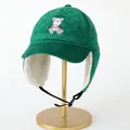 Detalle del gorro de aviador verde acolchado con bordado de oso y forro polar blanco - Talla única / Verde Hierba
