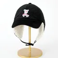 Detalle de gorro de invierno con tela acolchada, ala de pana y suave forro de borreguito - Talla única / Negro