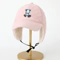 Detalle del gorro de invierno rosa con bordado de osito y forro polar suave y cálido - Talla única / Rosa