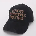 Detail der Let's Go Motorcycle Stickerei auf einer schwarzen Twill-Baumwollkappe - 48-54CM / Schwarz