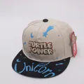 Detail der Flat Brim Snapback Cap mit 3D-Stickerei und kontrastfarbenem Design - Kinder 48-54cm / Beige