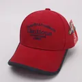 Detail van rode katoenen baseballcap met blauw borduursel en zwarte contrasterende rand - 48-54CM / Rood