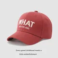 Détail de la casquette de baseball rouge foncé pour enfants avec broderie blanche WHAT - Enfants 3-10 Ans (48-54cm) / Bordeaux