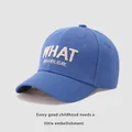 Détail de la broderie 3D blanche WHAT ON HOLIDAY sur une casquette en coton bleu roi - Bleu