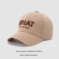 Détail de la broderie 3D WHAT ON HOLIDAY sur casquette en toile kaki pour enfants - Poche zippée