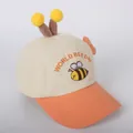 Detalle del bordado de abeja y texto en la gorra de béisbol infantil con contraste - Niños 2-6 Años 48-52CM / Naranja