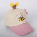 Detalle de gorra de abeja para bebé con antenas 3D y bordado WORLD BEE DAY frontal - Niños 2-6 Años 48-52CM / Rosa