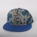 Detailopname van blauwe pet met platte rand en jacquardstof met cartoon dierenprint - Kinderen (50-54cm) / Blauw