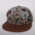 Detail van een flat-brim pet met jacquardgeweven patronen van beren en konijnen - Kinderen (50-54cm) / koffiekleur