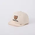 Dettaglio del cappellino beige per neonati con ricamo a orsetto e visiera morbida - Bambino Da Uno A Quattro Anni / Beige
