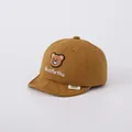 Dettaglio del cappellino da neonato in cotone marrone con ricamo di orso e testo - Bambino Da Uno A Quattro Anni / caffè