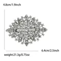 Maße der silbernen Vintage-Strassbrosche: 6,4 cm Breite und 4,8 cm Höhe Details - Weiß