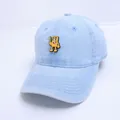 Détail de casquette en denim bleu clair pour bébé avec écusson de personnage de dessin animé - 47-53cm / Bleu clair
