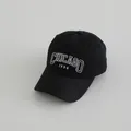 Detailansicht der weißen Chicago 1994 Stickerei auf dieser schwarzen Baseballkappe - Kinder 3-8J (48-53CM) / Schwarz