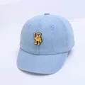 Casquette en jean bleu clair pour bébés avec un écusson de dessin animé jaune - 47-50cm / Bleu clair