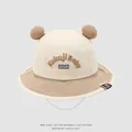 Dettaglio del cappello pescatore neonato con orecchie 3D e ricamo Kukuji Baby rifinito - 48-50cm / Cachi
