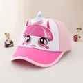 Dettaglio del cappellino rosa per bambini con corno di unicorno 3D e ricamo a cartone - 48-52cm (2-5 Anni) / Rosso Rosa