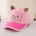 Vista detallada de gorra rosa para niños con orejas en 3D y bordado de conejo suave - 48-52cm / Rosa