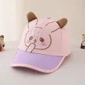 Detalle de la gorra rosa y morada para niños con orejas 3D y bordado de dibujos - 48-52cm / Rosa Claro