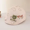 Détail d'une casquette beige pour bébé avec oursons et écusson 3D KIMI vert - Tout-petit environ (48-50CM) / Beige