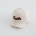 Detalle del bordado Boston en una gorra de béisbol de lona beige con textura fina - Beige