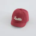 Detalle de gorra de béisbol de algodón con bordado Boston blanco en color rojo oscuro - Rojo Azufaifa