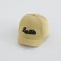 Detalle del bordado Boston en gorra infantil amarilla con visera flexible - Amarillo