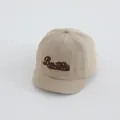Detalle de sarga de algodón de calidad con bordado Boston premium en gorra de visera corta - Caqui