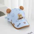 Detail van baby baseballpet met 3D-oren en cartoonbeer-patch op lichtblauwe stof afwerking - 50-52CM / Hemelsblauw