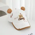 Detail van witte baby baseballpet met schattige berenoren en Clever siliconen patch - 50-52CM / Beige