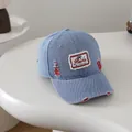 Vintage denim kinderpet in gewassen blauw met modieuze gaten en een unieke Richu-patch - Patch Stijl (Richu) / Bordeauxrood