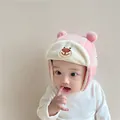 Cappello invernale rosa in maglia per neonati con ricamo a orsetto e copriorecchie - Taglia Unica (6-30 Mesi) / Rosa