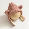Detailansicht der rosa Plüsch-Babymütze mit weicher Textur und niedlichen Bärenohren - Bärenohren-Stil / Rosa