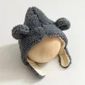 Detail der grauen Baby-Ohrenklappe mit flauschigem Fleece und süßen Bärenohren oben - Bärenohren-Stil / Dunkelgrau